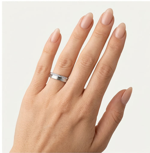 Snubní prsten z bílého zlata s napůl leštěným a napůl matným povrchem