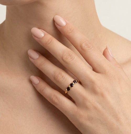 Schicker Goldring mit drei Granaten