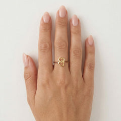 Zlatý prsten se dvěma srdíčky a granátem