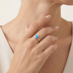 Jemný kroucený prsten s modrým opálem