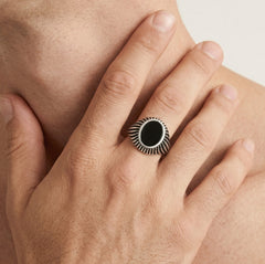Pánský prsten s oválným onyxem a bočními liniovými detaily