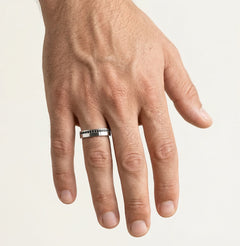 Alliance carrée en or blanc