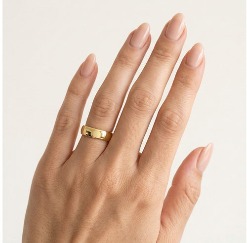 Masivní hladký snubní prsten ze žlutého zlata