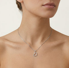 Colgante en forma de corazón inclinado con circonita cúbica