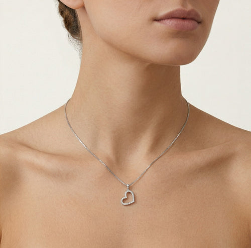 Colgante en forma de corazón inclinado con circonita cúbica