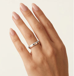 Alliance élégante en or blanc et rose