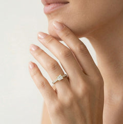 Yellow gold princess-cut zircon ring with round zircons