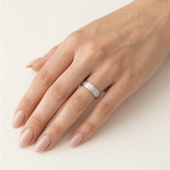 Stylový snubní prsten z bílého zlata