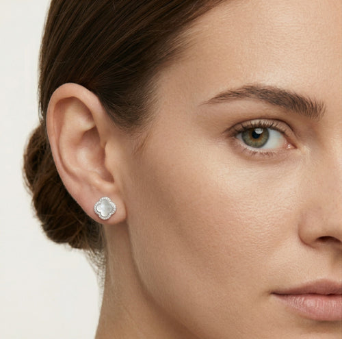 Boucles d'oreilles clous halo en argent sterling avec trèfle et perle