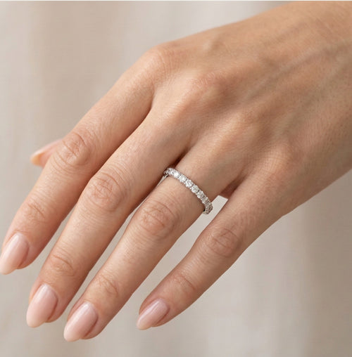 Elegantní snubní prsten z bílého zlata