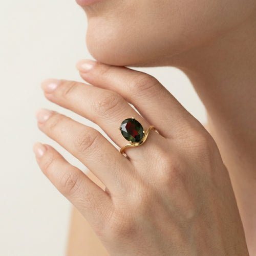 Anillo de oro amarillo con granate talla ovalada