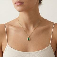 Zlatý obdélníkový přívěsek syntetický smaragd 