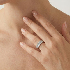 Bague en argent sertie de zircone cubique en sertissage canal