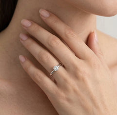 Prsten z bílého zlata s kulatým diamantem