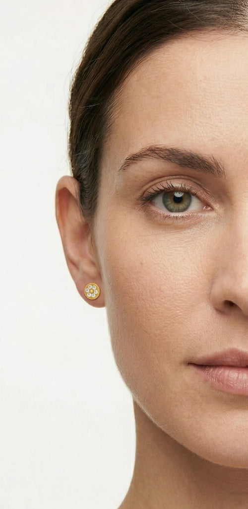 Boucles d’oreilles puces en or avec zircon cubique lumineux