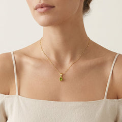 Přívěsek ze žlutého zlata s kulatým kamenem vltavínu