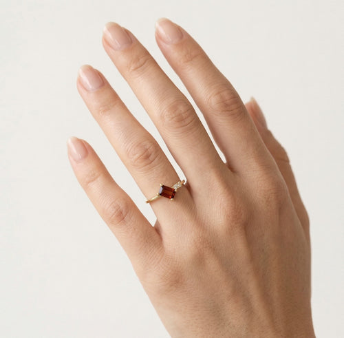 Anillo de granate corte escalonado esmeralda con circonitas