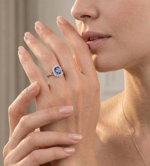 Ring with Tanzanit and halo diamond