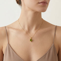 Radiance du cœur en or jaune avec Moldavite en forme de cœur