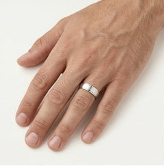 Bague de mariage en or blanc avec finition polie.