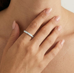 Jednoduchý stříbrný prsten s bílým opálem