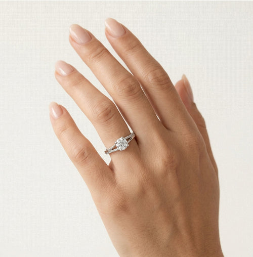 Bague avec zirconiums cubiques accent des deux côtés