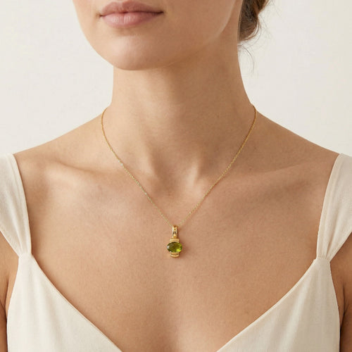 Colgante Brillo Dorado en Oro Amarillo con Moldavita de Corte Cojín en Diseño Elegante