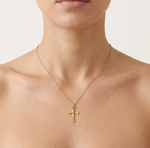 Cruz de oro lisa con diseño retorcido