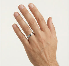 Bague de mariage en or blanc avec détail de ligne gravée