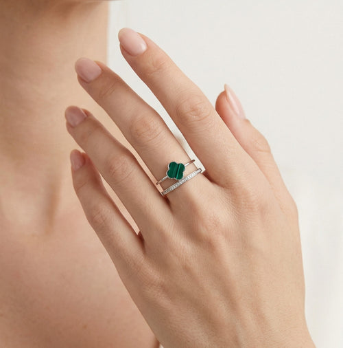 Stříbrný prsten se zeleným achátem ve tvaru čtyřlístku