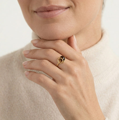 Anillo elegante Eclipse con granate redondo