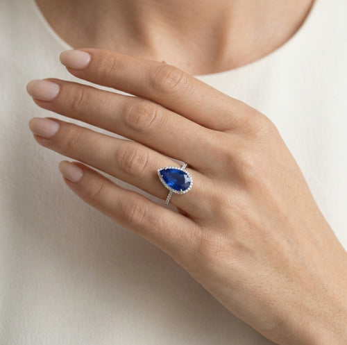 Bague halo en argent sterling avec saphir en forme de poire.