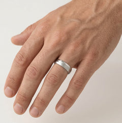 Anillo de boda de oro blanco con estilo y líneas curvas