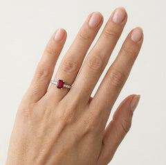 Bague éclatante avec diamant taille ronde, émeraude et rubis