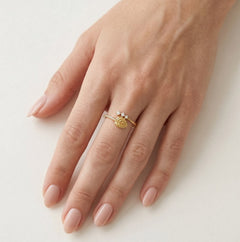 Anillo elegante con hoja de oro elevada