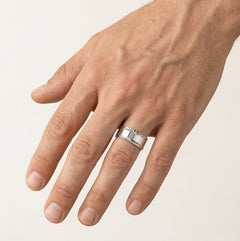 Anillo de boda liso de oro blanco con laterales grabados