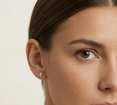 Boucles d’oreilles puces croix en argent avec zircons cubiques