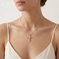 Malý zlatý kříž s detaily a zirkony