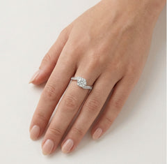 Bague torsadée à six griffes avec zircon cubique