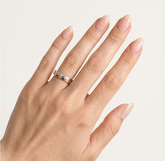 Snubní prsten z poloviny bílého a růžového zlata