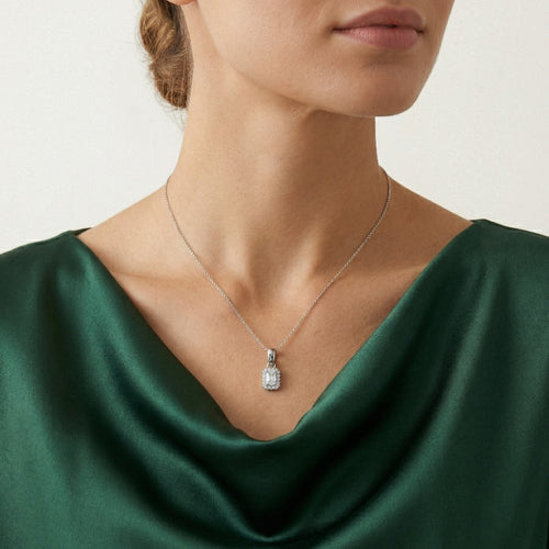  Bílý obdélníkový přívěsek s lunetou