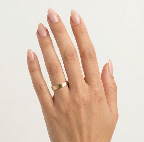 Alliance en or jaune au design courbé