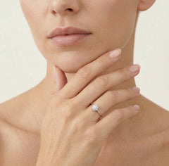 Drobný prsten s diamantovou květinou