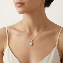 Pendentif simple en or avec opale blanche