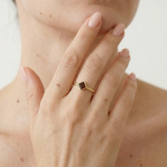 Schlichter Gelbgoldring mit Solitär-Granat