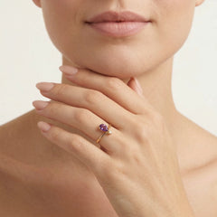 Anillo de oro amarillo con zirconia cúbica en corte pera y amatista morada