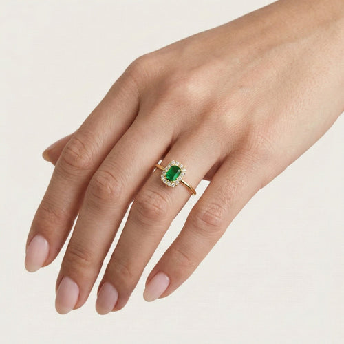 Obdélníkový zlatý prsten se smaragdem