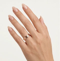 Bague de mariage en or rose avec lignes ondulées