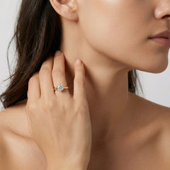 Anillo clásico de oro amarillo con zirconia.