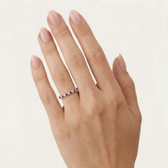 Bague délicate en or blanc avec pierre précieuse